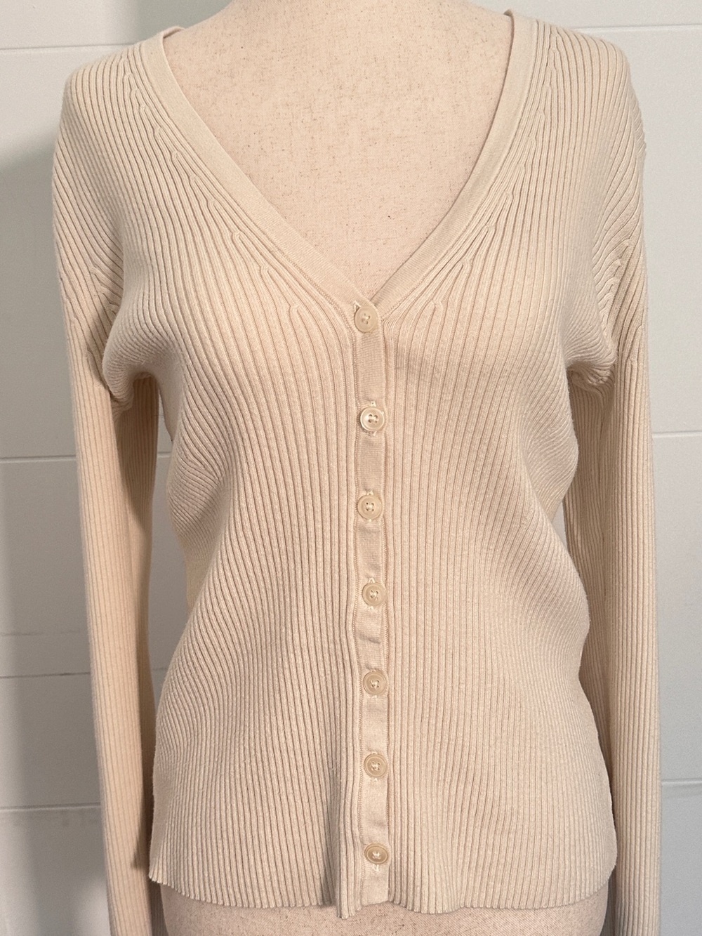 Banana Republic Ribbed V-Neck Button-Up Cardigan Cream/Ivory M